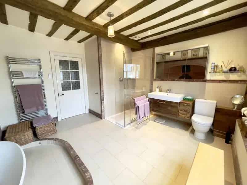 2 Bed Apartment in Converted Manor House with Garden
