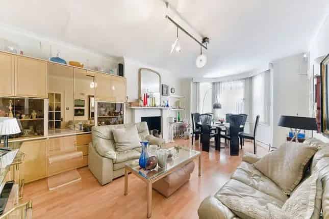 Terraced House with 11 Studio Rooms - HMO License