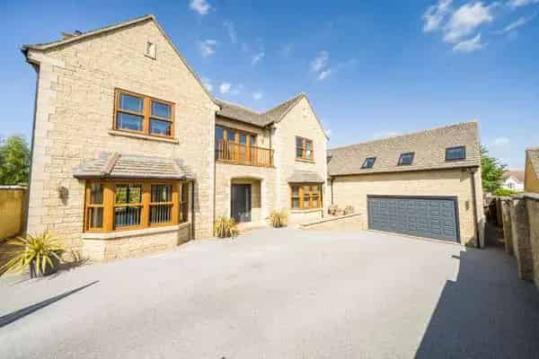 Stoney Glen Family Home 6 Beds 1.2 Acres Solar Panels A-EPC