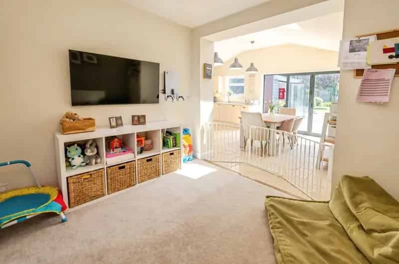 Extended 3-Bed Semi-Detached Home in Fernhill Heath