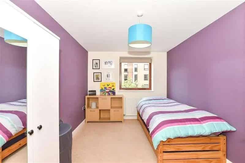 2 Bed Flat for Sale Near Station and Motorway