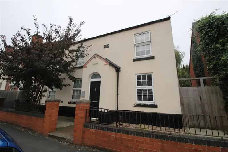 Recently Decorated Studio Flat to Rent