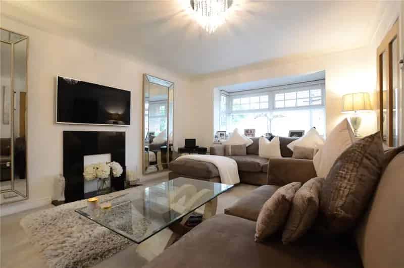 Three Bedroom Semi Detached House with Conservatory and Garage