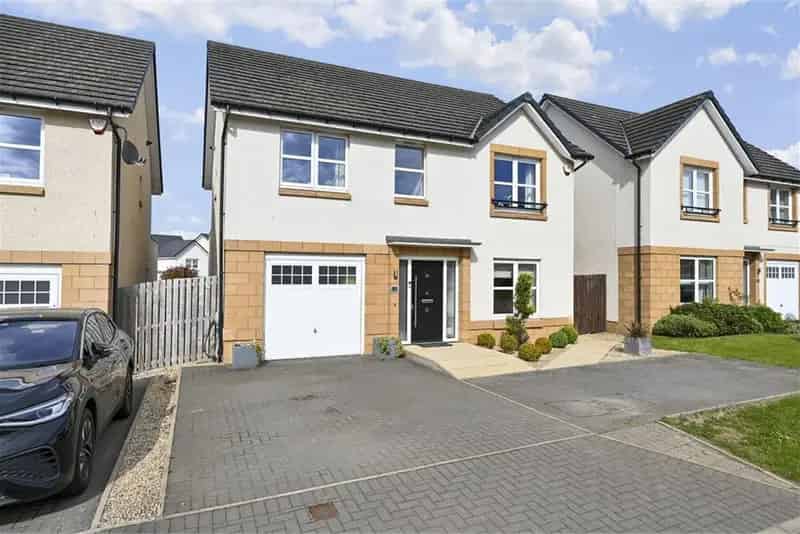 4 Bed Detached House with 2 Reception Rooms