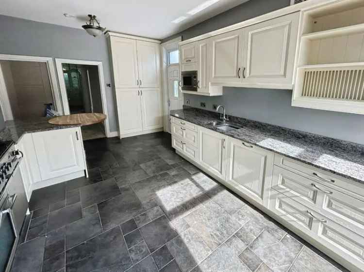 5 Bedroom Semi Detached House South Yorkshire