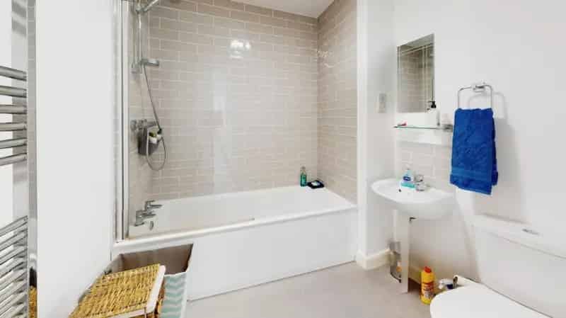 2 bed flat for sale
