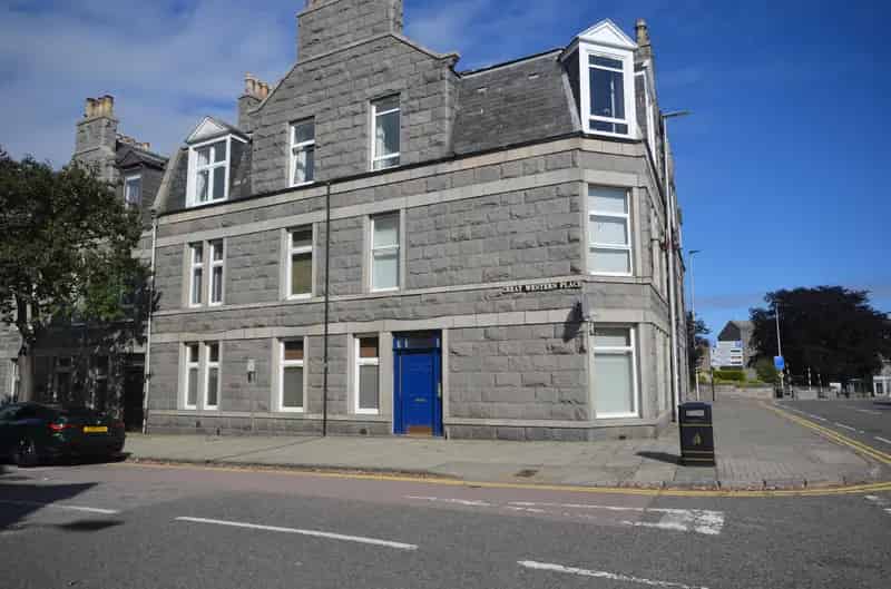 Ground Floor Flat for Lease - New Carpets & White Goods