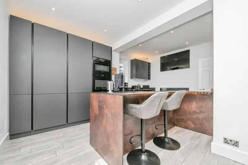 4 Bed House with Open Plan Living and Landscaped Garden