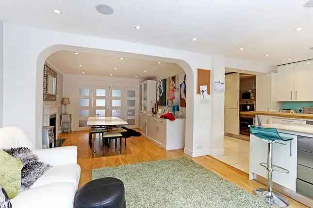 Detached house to rent in Edgwarebury Lane, Edgware HA8