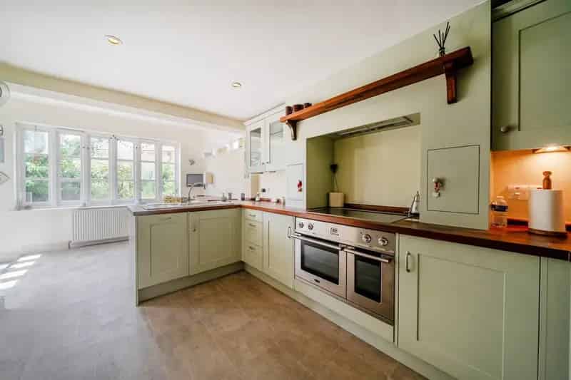Character Home in Taplow Near River Thames - Off Road Parking