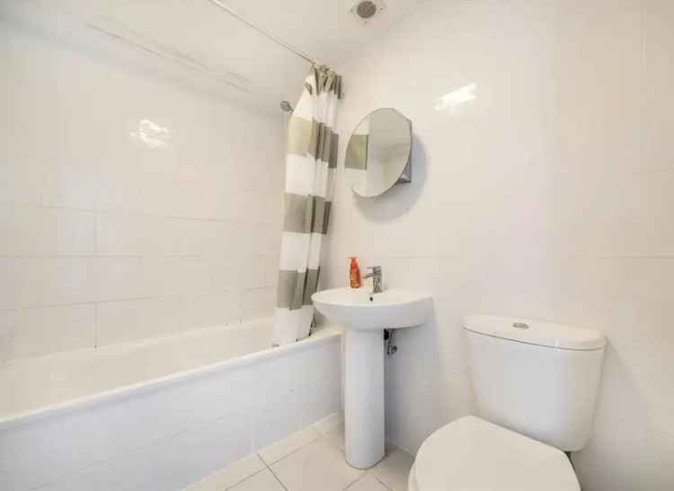 2-Bed Top Floor Apartment Near Lambeth North Tube