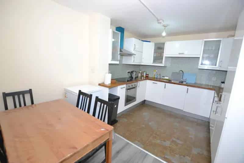 3 Bedroom Flat Docklands East London Near DLR Station