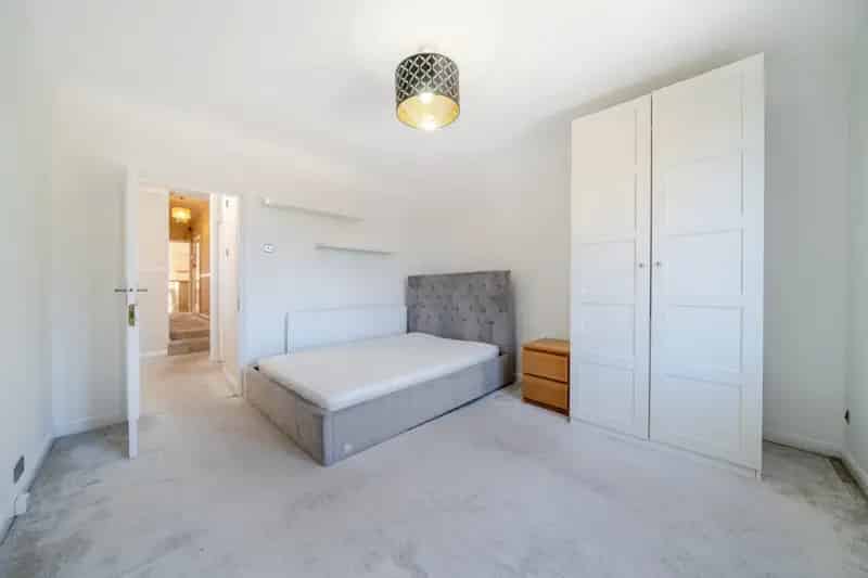 First Floor Flat West Ealing Two Double Bedrooms Modern Bathroom Close to Amenities