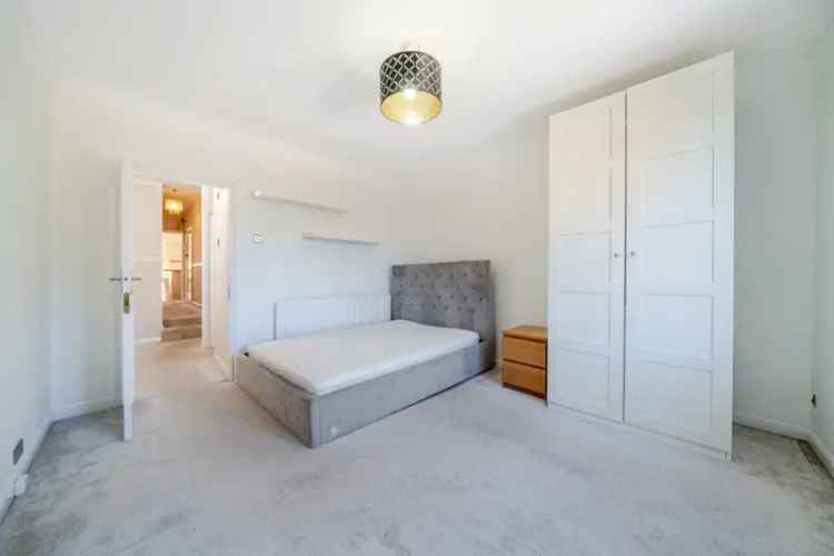 First Floor Flat West Ealing Two Double Bedrooms Modern Bathroom Close to Amenities
