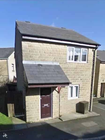 2 Bedroom House in Waterfoot Near Shops