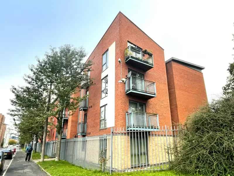 Two-Bedroom Apartment in Salford Quays with Secure Parking