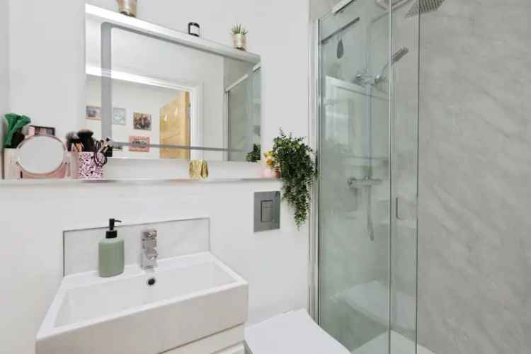 Luxury Two-Bedroom Apartment Near Train Station