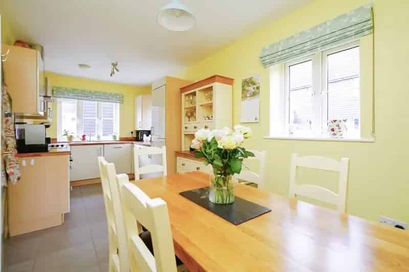 3 Bed Detached House with Garden and Garage