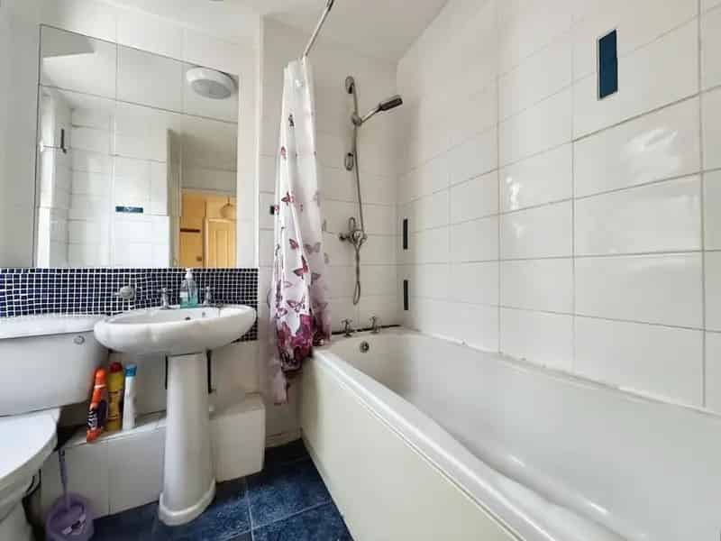 1 Bedroom Flat for Sale London E13 Renovation Project