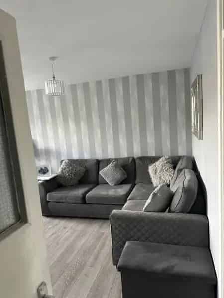 Large 2-Bedroom Flat Near Schools and Parks