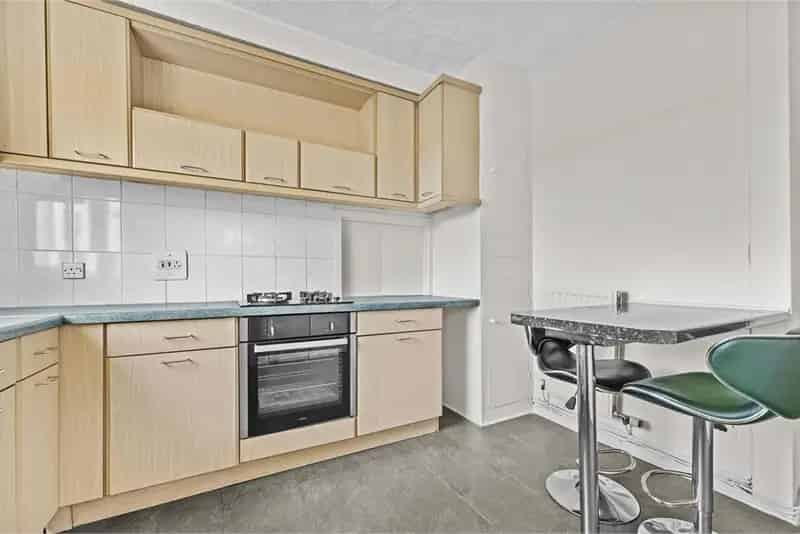 3 Bed Terraced House Near Amenities and Schools