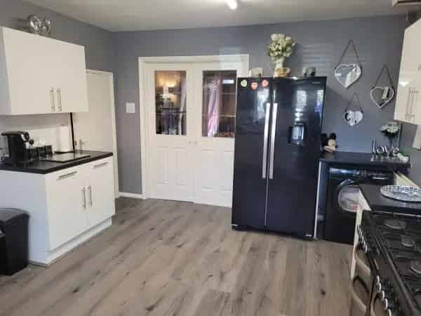 3 Bedroom House Near A3 - New Kitchen & Driveway