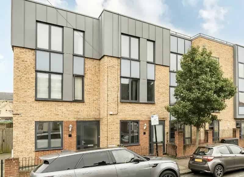 Four Double Bedroom Townhouse in Tooting - Chain Free