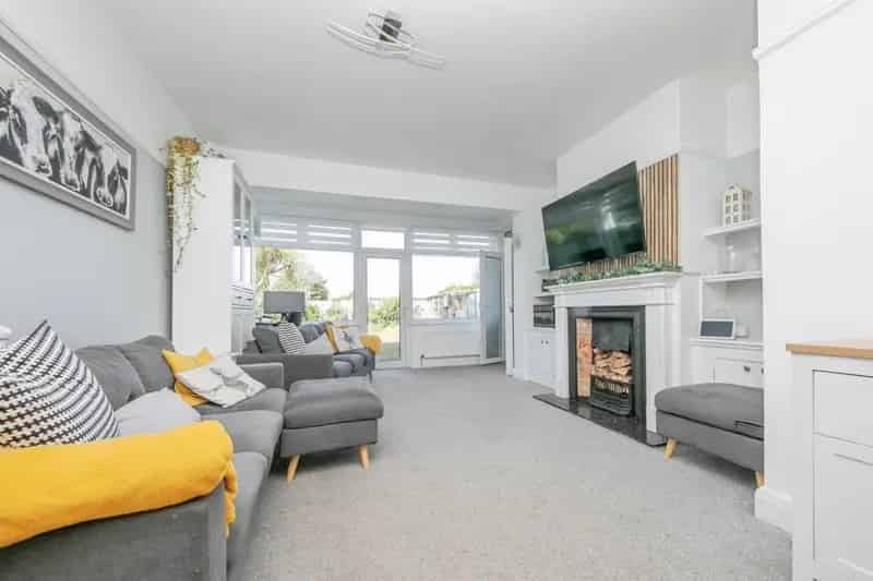 Family Home: Updated Detached House with 4 Bedrooms and Off-Road Parking