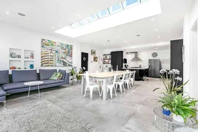 7 Bedroom Detached House for Sale near Tooting Common