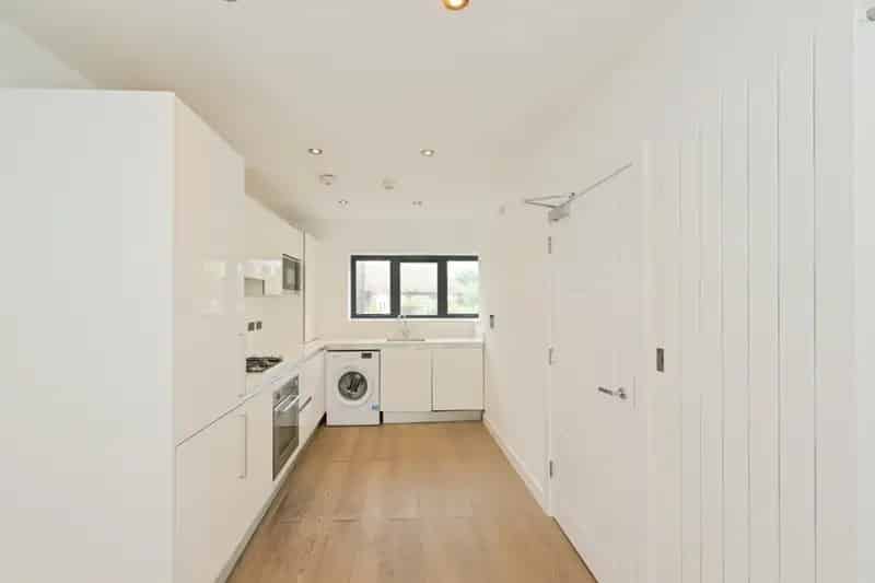 Spacious 3 4 Bedroom Family Home Ware Town Centre No Chain