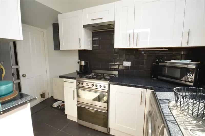 Spacious 2-Bed Back to Back House Near M62 and M1 Motorways