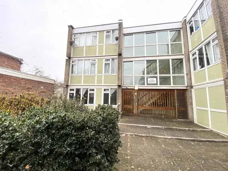 1 Bedroom Flat for Sale - Garage - Off-Road Parking