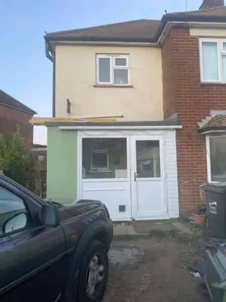 Spacious 3 Bed House with Large Garden and Ample Parking