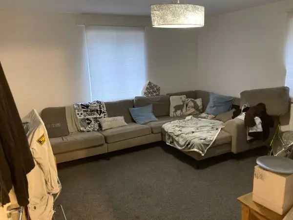 2 Bed Ground Floor Flat with Garden and Parking