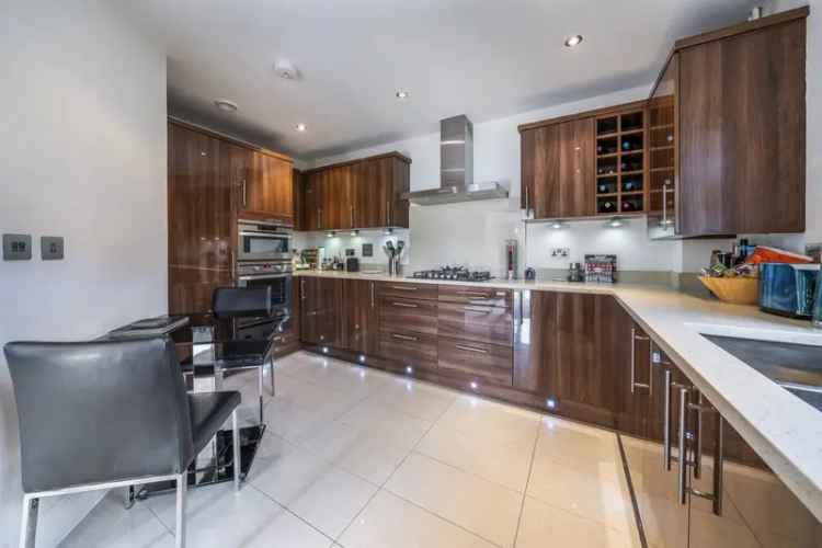 Spacious 2-Bed 2-Bath Golf Course View Apartment with Allocated Parking