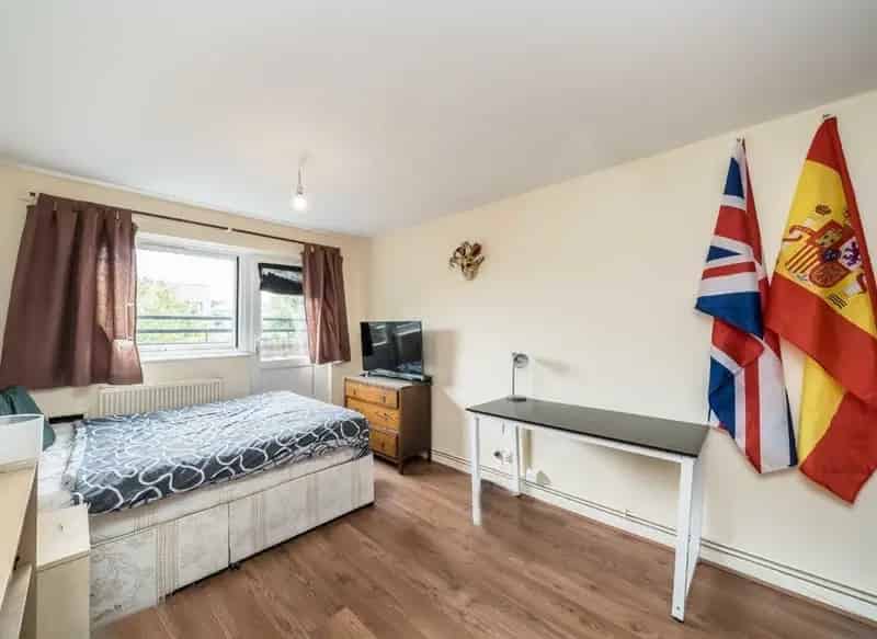 Spacious 3-Bedroom Split Level Apartment East Hill Chain Free