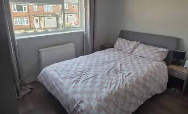 2 Bedroom Property Near Parks Shops and Train Station