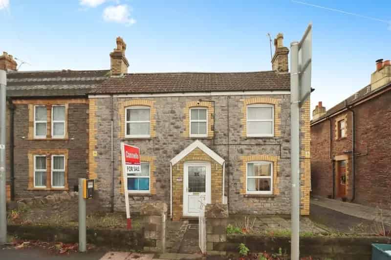 Three Bedroom Detached Home in Yate with Garage and Garden