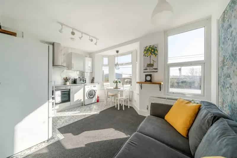 2-Bed House with Loft Extension Potential - Chain Free