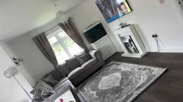 Spacious 1 Year Old First Floor Flat New Build