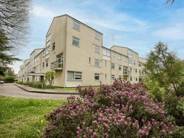 Apartment For Sale in Warwick, England