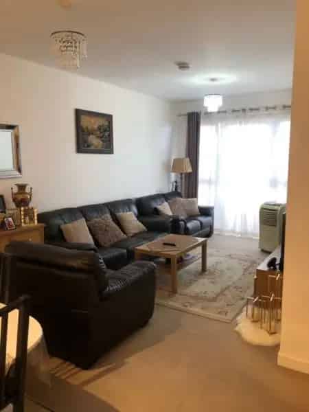 2-Bed Modern Apartment with Balcony and Parking Near North Sheen Station