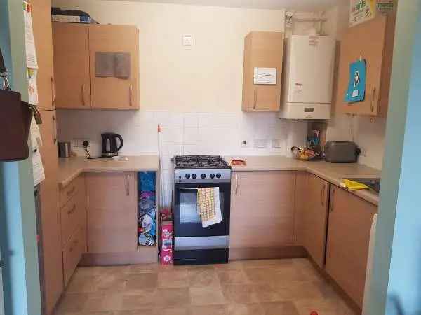 Spacious 2-Bedroom Flat Near Schools and Shops