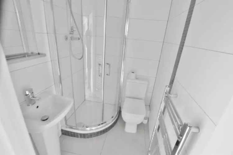 2 Bedroom Flat Near Shops and Bus Routes