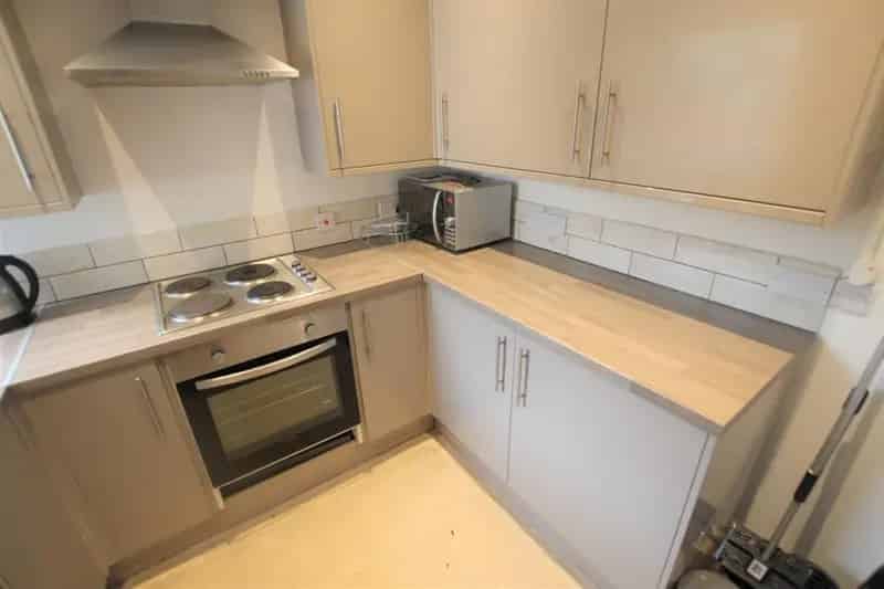 1 Bedroom Flat To Let Lakeside En-Suite Parking Available May 2025