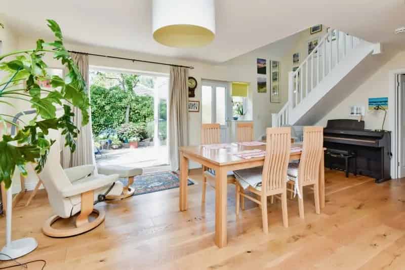 Detached Home Westbury OpenPlan Living Two Double Bedrooms Garden Parking