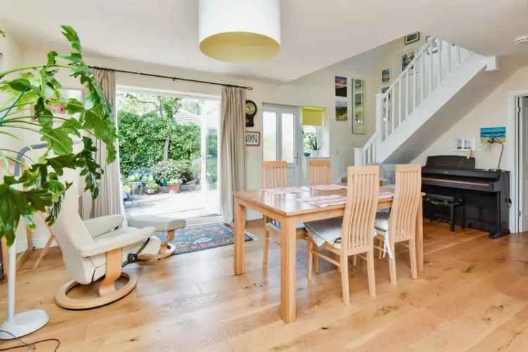 Detached Home Westbury OpenPlan Living Two Double Bedrooms Garden Parking