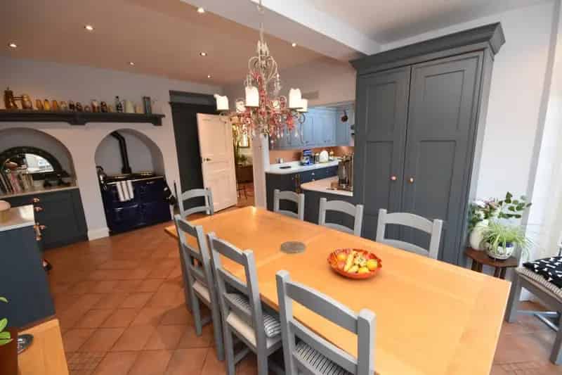 Four Bedroom Family Home with Double Garage and Summerhouse