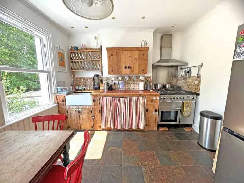 2 Bedroom Maisonette for Sale in Roundhill