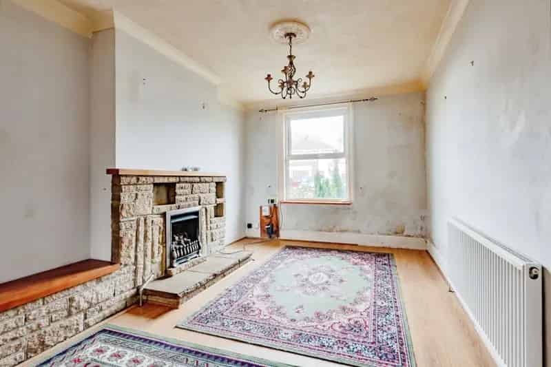Three Bedroom Semi-Detached Home with Garden and Driveway Parking